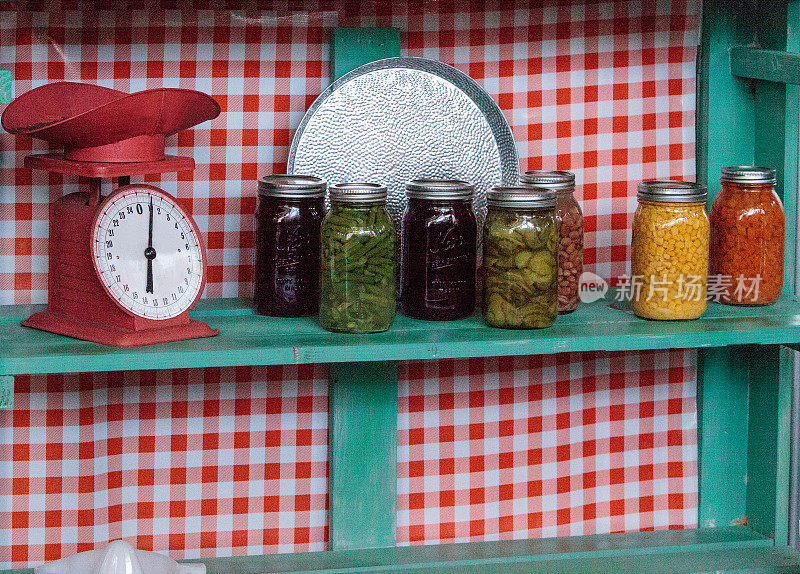 彩色蔬菜和水果罐头在透明的玻璃罐子