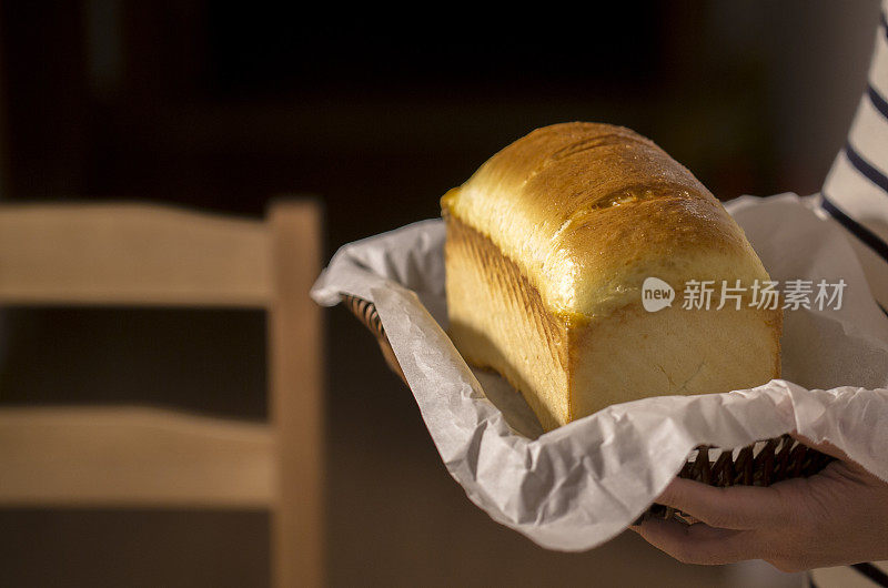 手握自制的新鲜面包