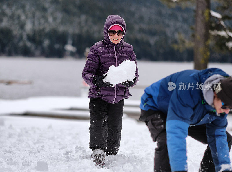 弟弟和妹妹在雪地里玩