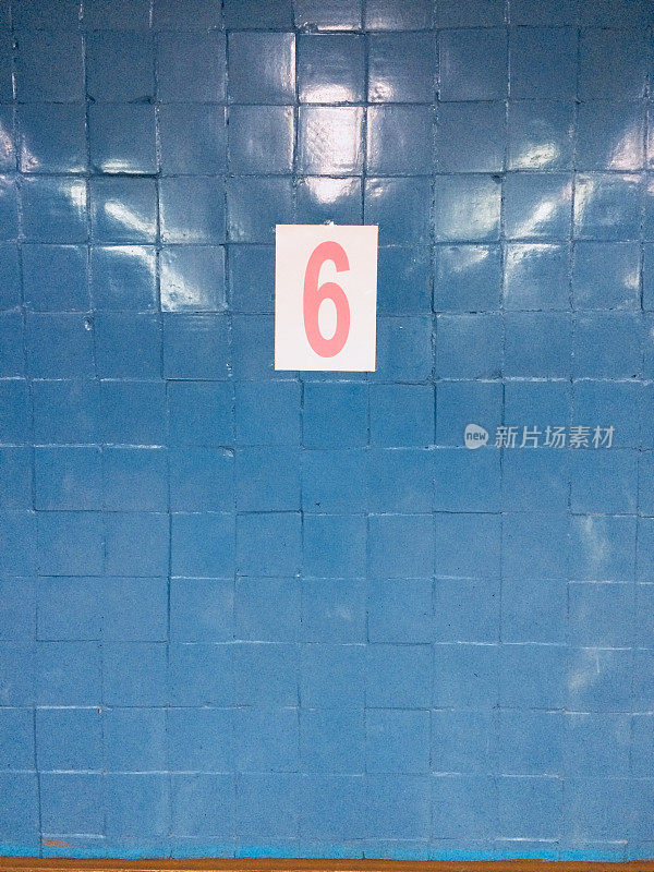 蓝色瓷砖上的红色6号