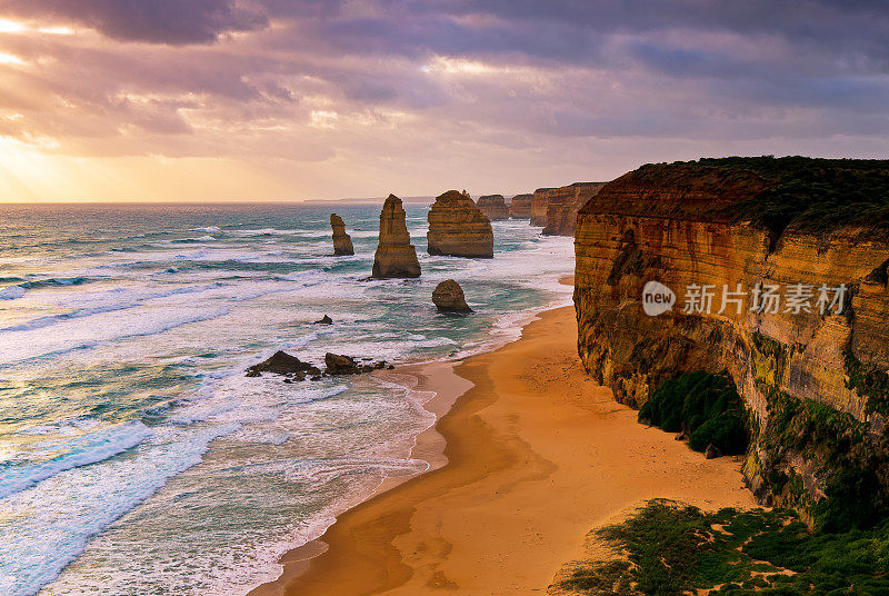 戏剧性的天空在十二使徒日落在大洋路，澳大利亚维多利亚