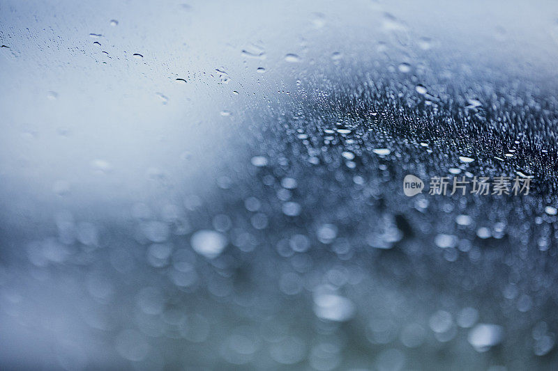 在一个夏天的一天，雨从挡风玻璃的背景。