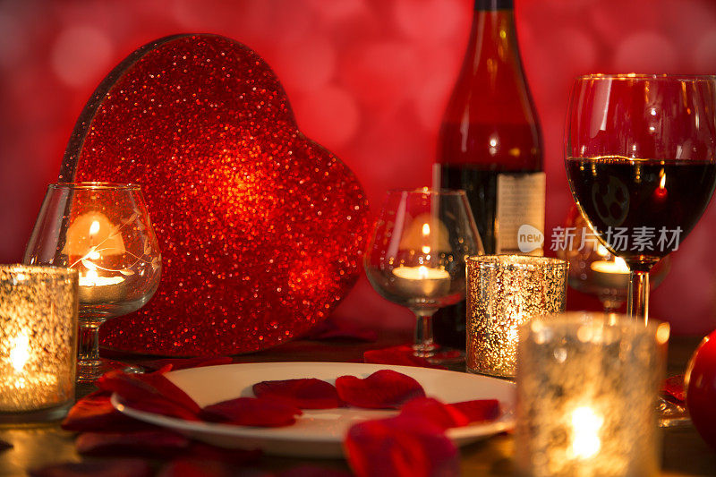 情人节浪漫的烛光晚餐，贴心的礼物和美酒。