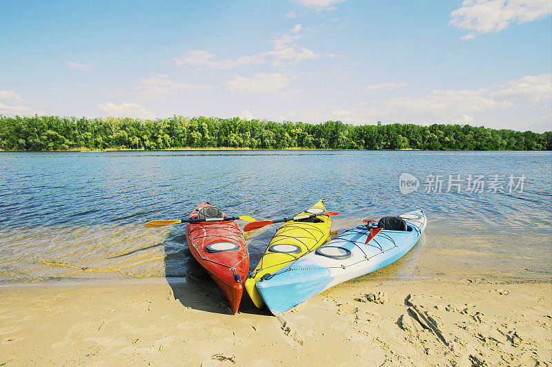 在湖上划皮艇概念照片。运动皮艇在洛基湖岸。近距离的照片。
