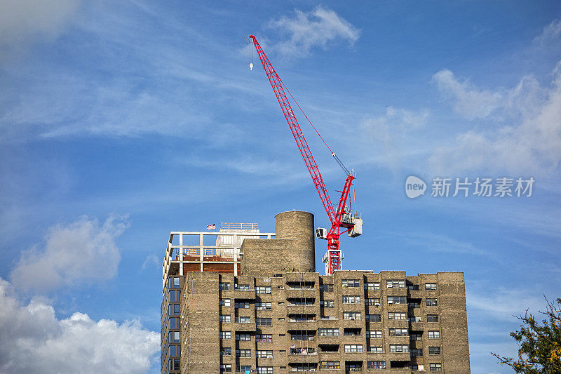 用起重机建造房屋