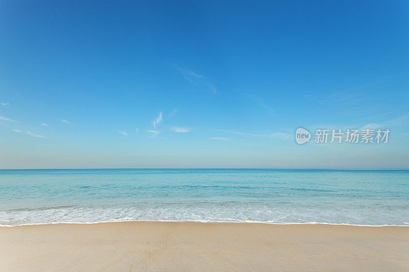 热带安达曼海景风景优美的迈考海滩和海浪冲击泰国普吉岛的沙滩，可用于空运旅行和开放季节旅行的背景。