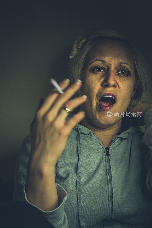 一个女人抽着烟打着呵欠的超现实照片