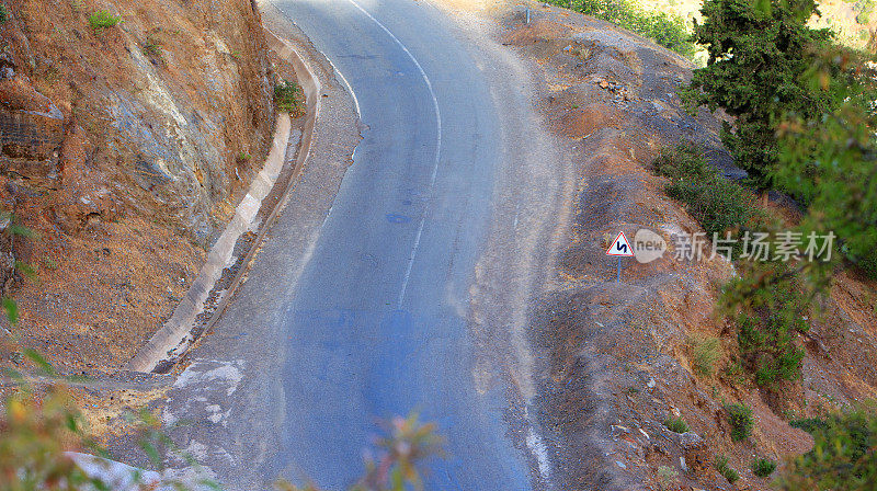 警告信号，双弯道，先向左，摩洛哥使用的路牌，村，弯道，