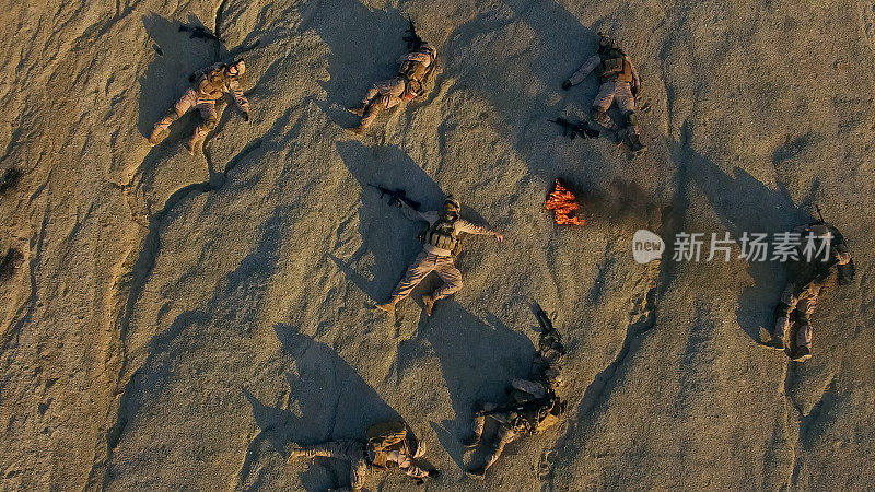 空中拍摄的一组死亡士兵在沙漠地区。