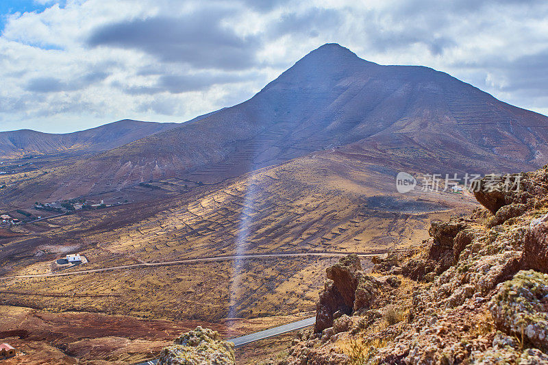 从富埃特文图拉山看到的Tetir景色