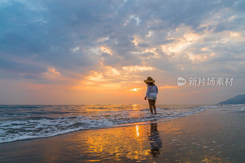 女人正奔向大海