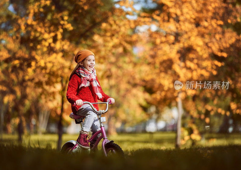 女孩在秋天公园散步