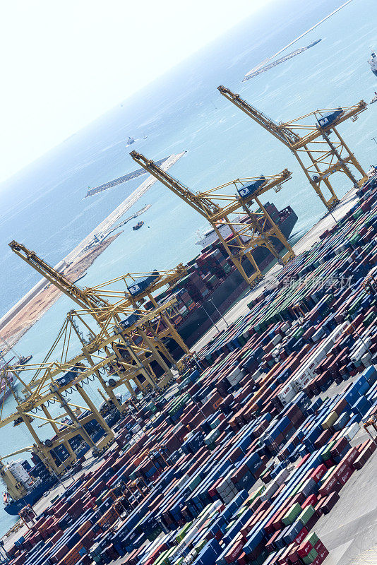 西班牙巴塞罗那港集装箱与货船鸟瞰图