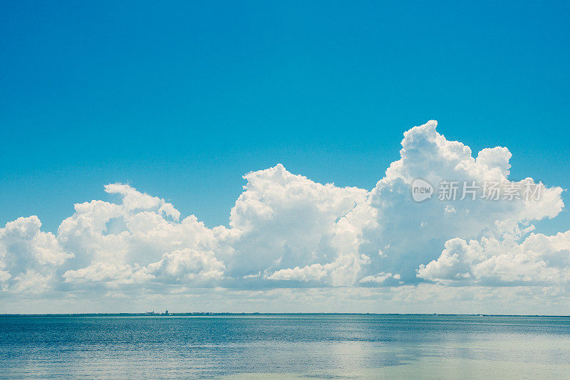 佛罗里达风景圣彼得堡夏季水景观与云