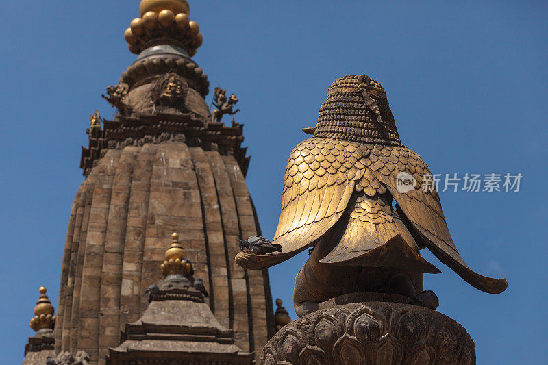 尼泊尔加德满都帕坦广场的建筑和揭路荼雕像