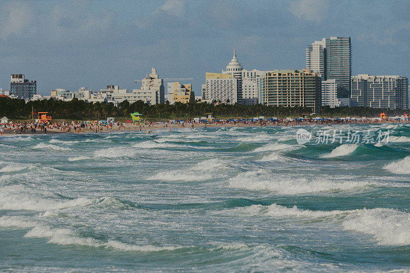 迈阿密海滩与背景建筑