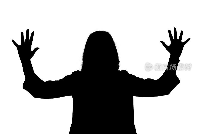 女人像影子一样举起双手。