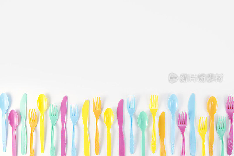 彩色叉勺和餐刀