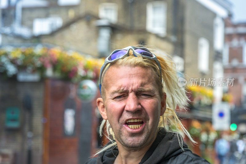 伦敦朋克现场，一个愤怒的男性朋克在卡姆登洛克，伦敦，英国。