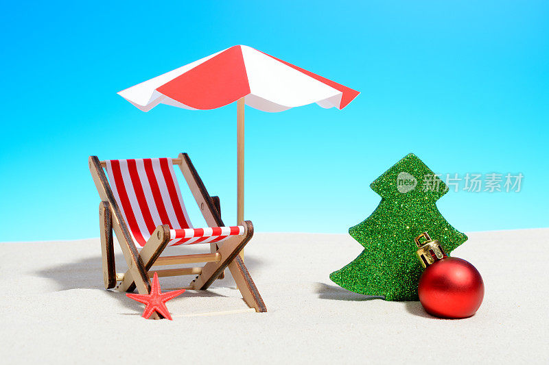海滩概念圣诞快乐。带伞和圣诞装饰的躺椅