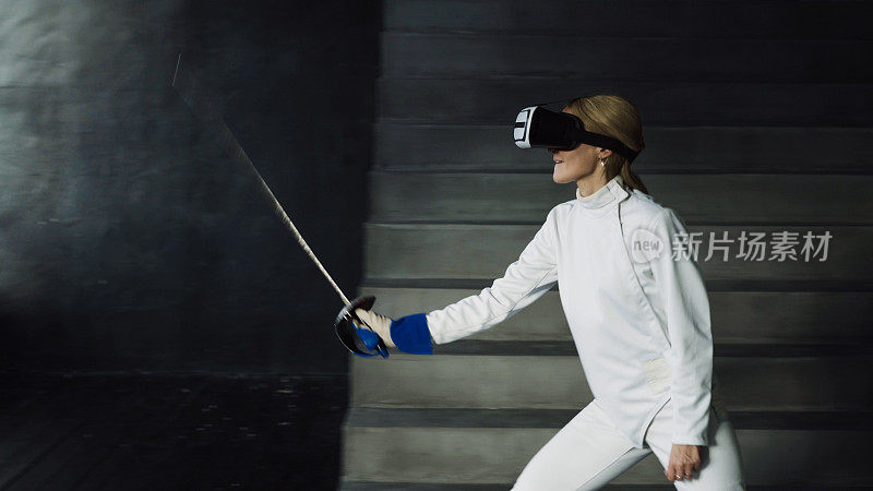 集中女子击剑练习使用VR头盔和训练模拟器比赛室内游戏