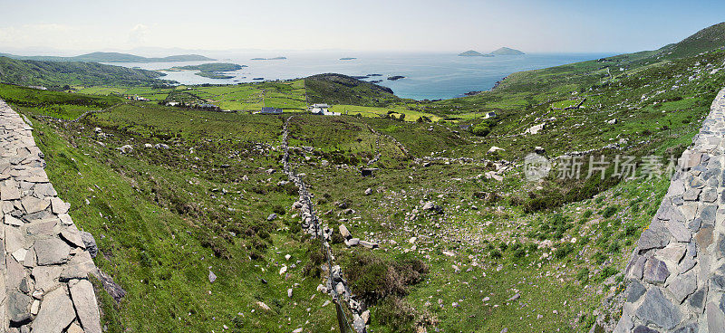 沿爱尔兰克里环岛的大西洋海岸线全景