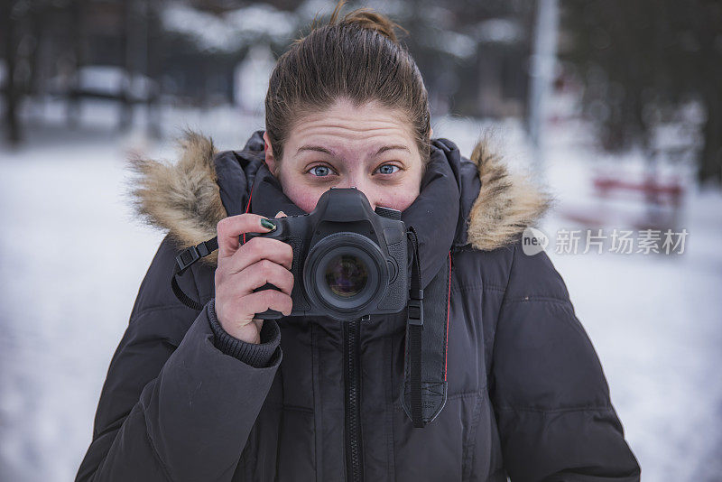 快乐的摄影师捕捉冬天的图像