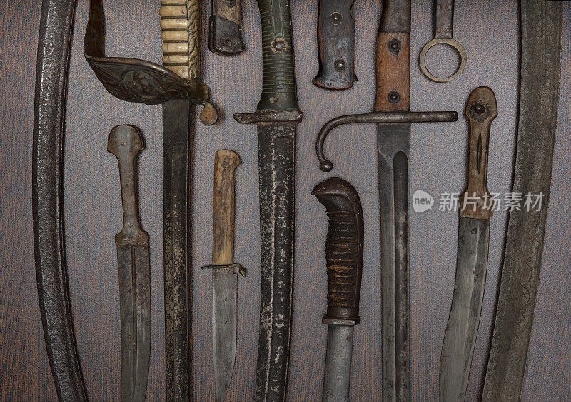 军械库展示历史悠久的剑和匕首