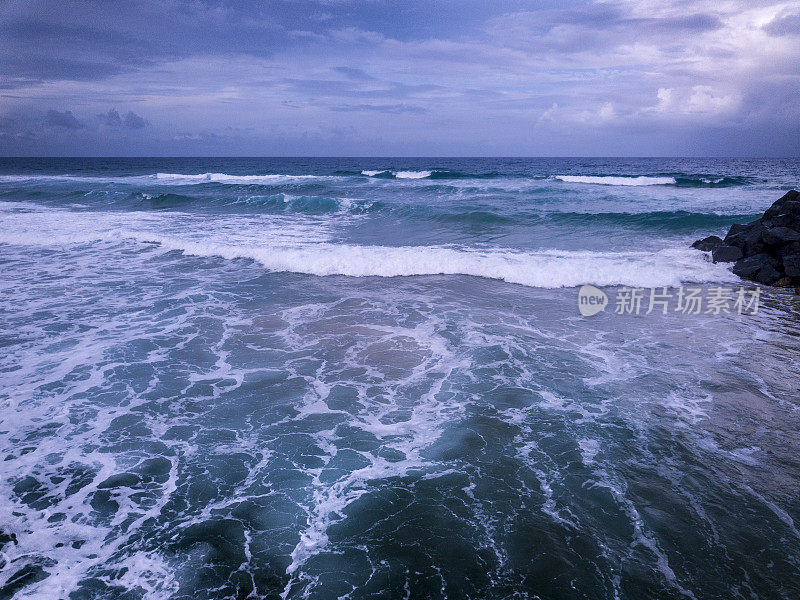 沿海岸的海浪鸟瞰图