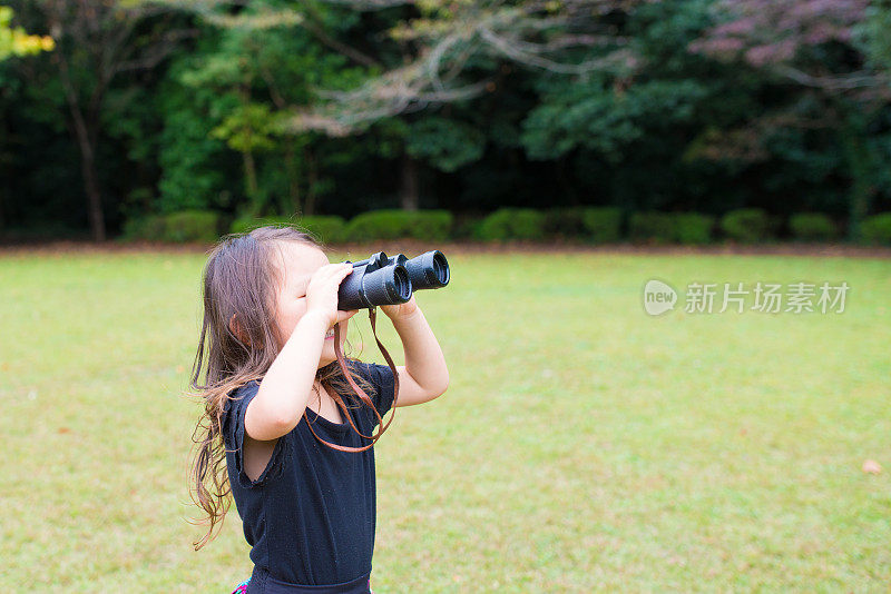 小女孩用望远镜