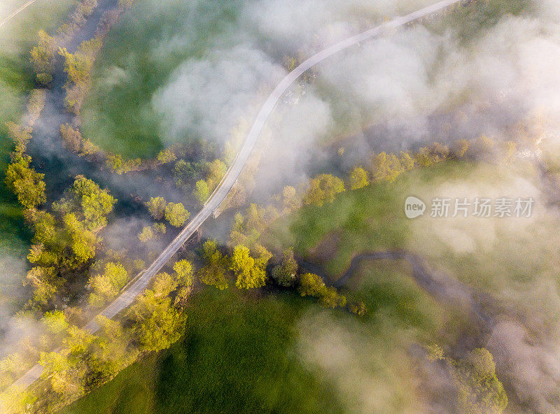 田野和道路的鸟瞰图