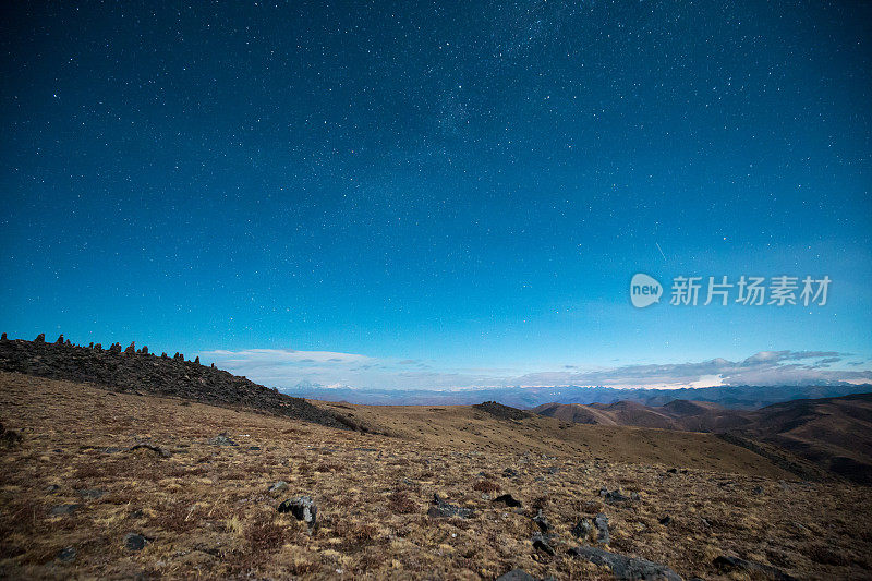 夜晚的星星在山上