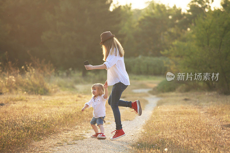 小男孩跳舞和他的妈妈玩得很开心