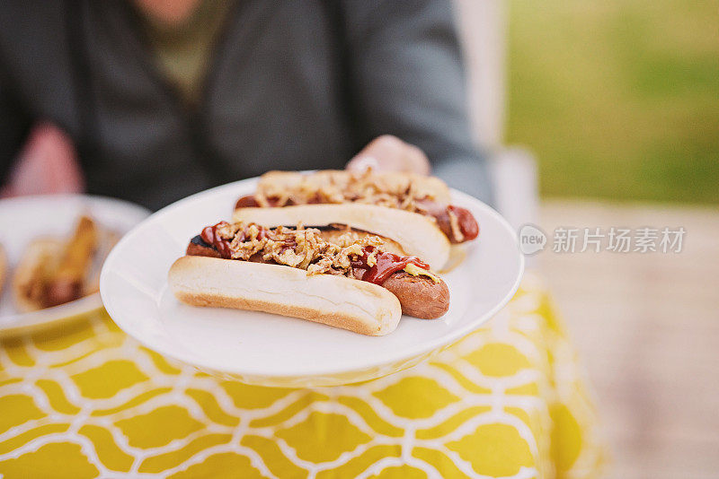 在户外吃素食热狗的人