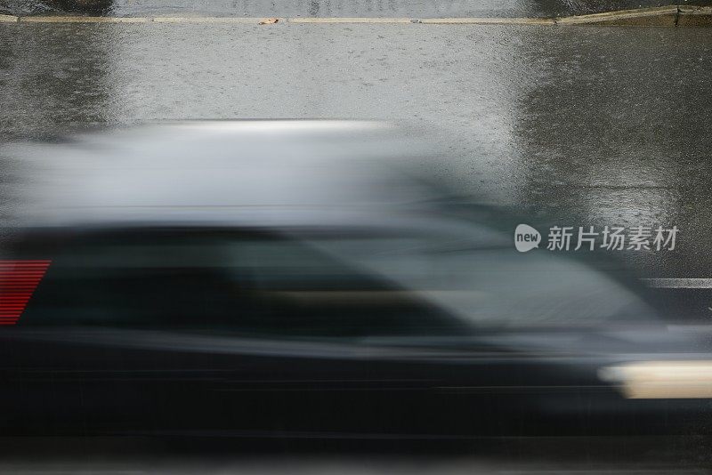 倾盆大雨时汽车在路上行驶