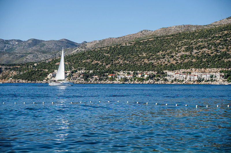 从克罗地亚杜布罗夫尼克的巴宾库出发，乘坐帆船欣赏亚得里亚海和岛屿的美丽景色