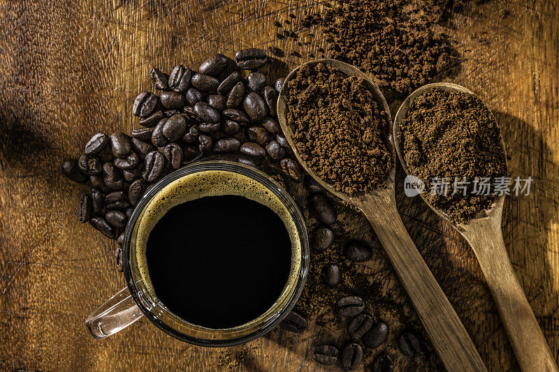 三汤匙咖啡豆，速溶咖啡和研磨咖啡在黄麻框架