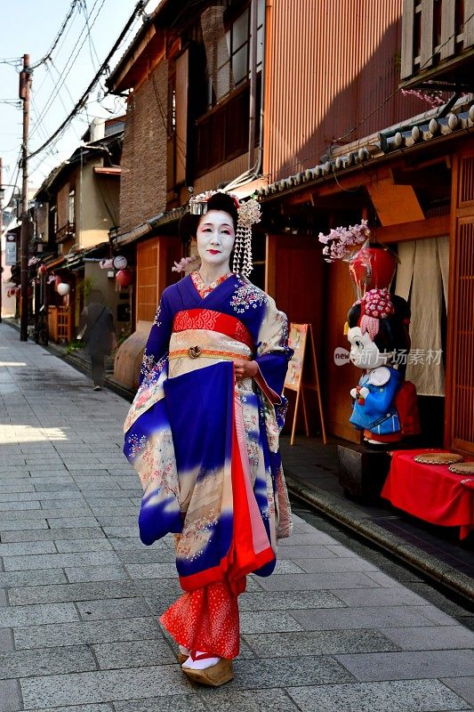 穿着舞子服装的日本女人走在京都祗园街