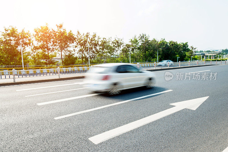 城市高速公路上模糊行驶的车辆