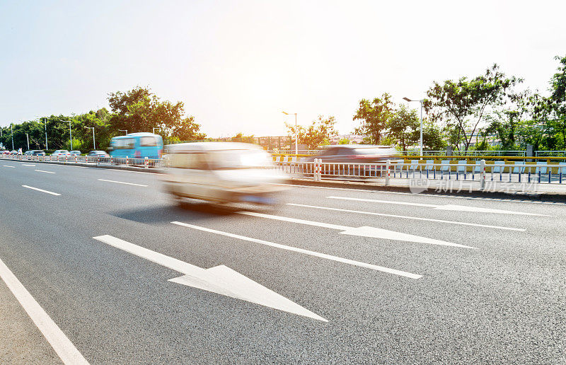 城市高速公路上模糊行驶的车辆