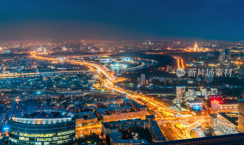 莫斯科的夜景。这条河位于交通繁忙的莫斯科公路之间