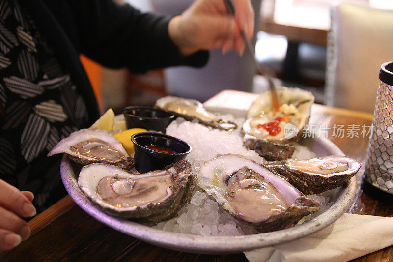 在餐厅吃冰生蚝的人