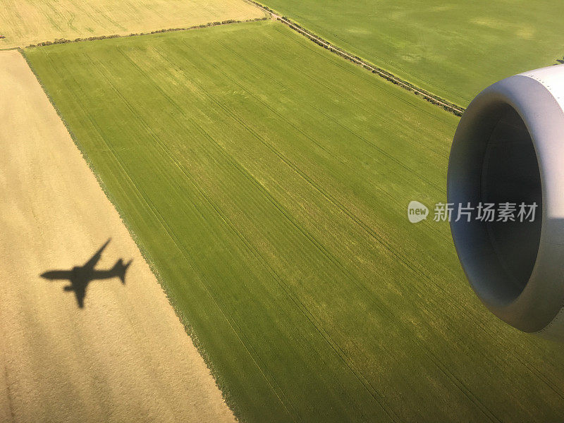 大飞机在田野上空的阴影