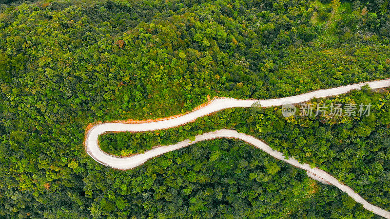 蜿蜒的山路