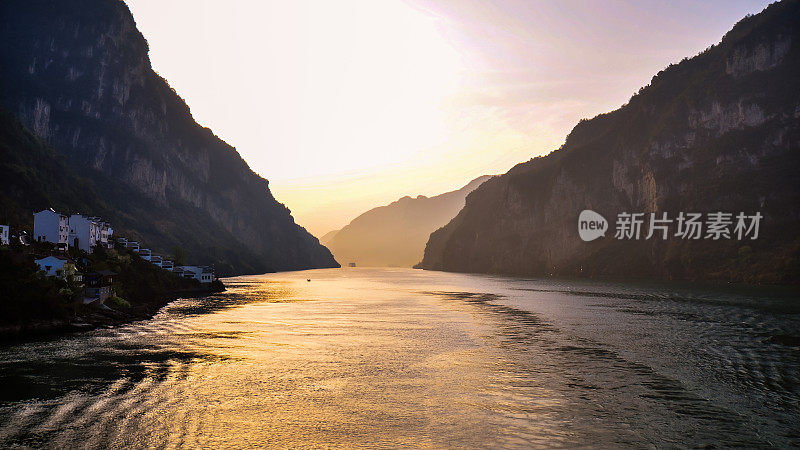 清晨的长江风景，西陵峡-宜昌，中国