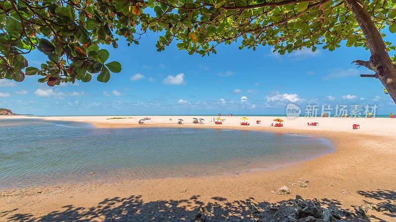 由Gramame河在Conde市形成的小海滩，Paraíba，巴西