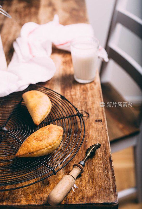 肉馅卷饼是伊比利亚半岛和拉丁美洲流行的传统菜肴。基本上，西班牙语国家的任何油炸派。