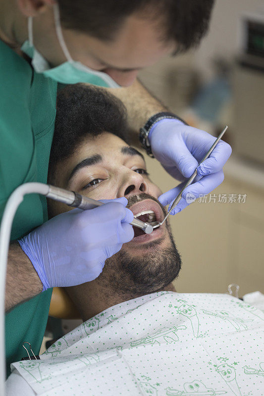 一个非洲人在牙医诊所里