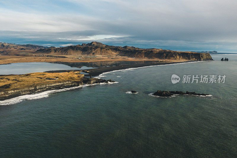 冰岛黑沙滩的风景鸟瞰图