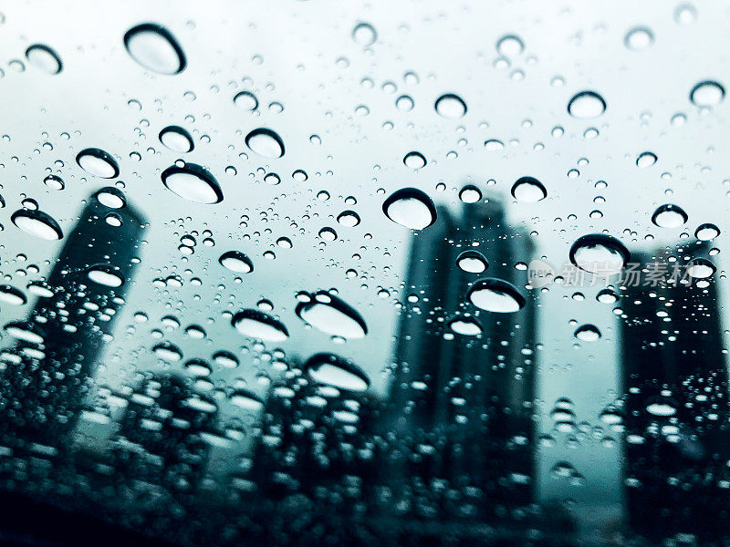 收集一辆越野车玻璃车顶上的雨滴